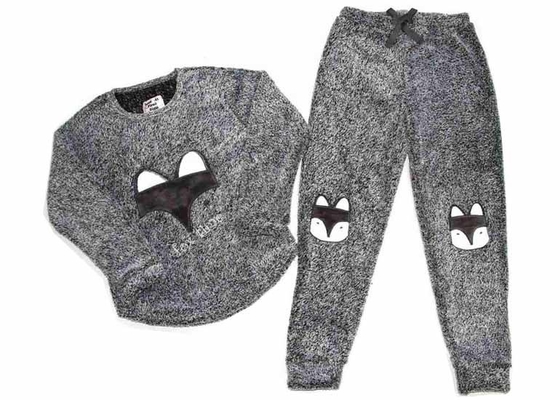 Il pigiama tricottato delle signore del tessuto mette le maniche lunghe ed i pantaloni respirabili